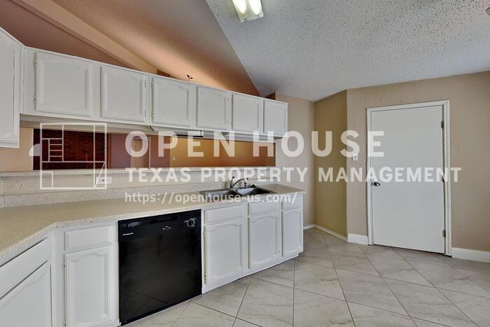 805 Sandhurst Dr - Photo 5 of 21