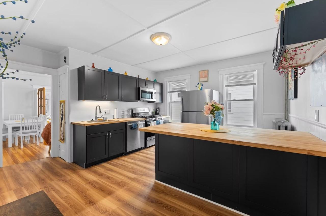 29 Harbor St - Photo 3 of 39