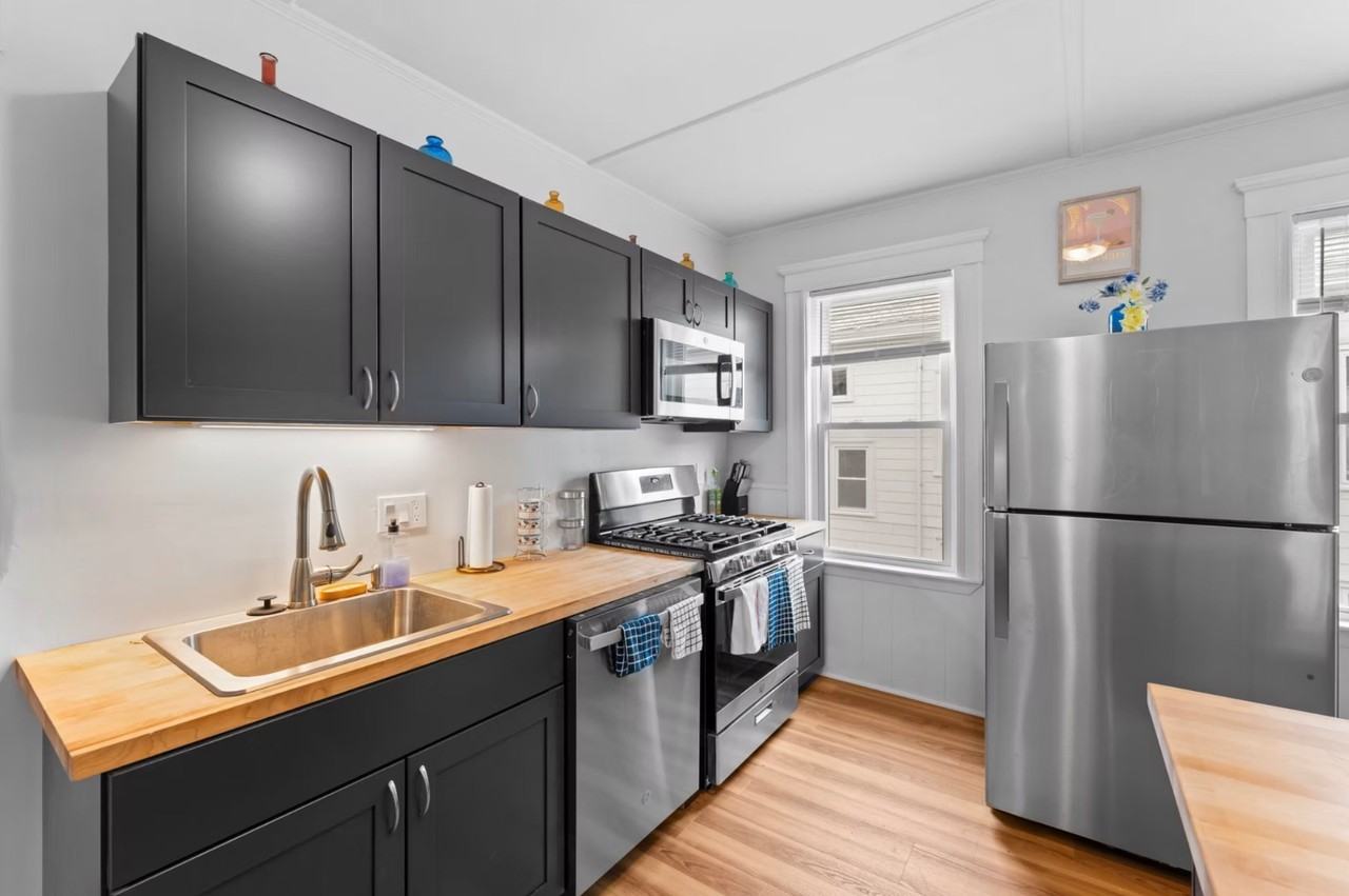 29 Harbor St - Photo 4 of 39