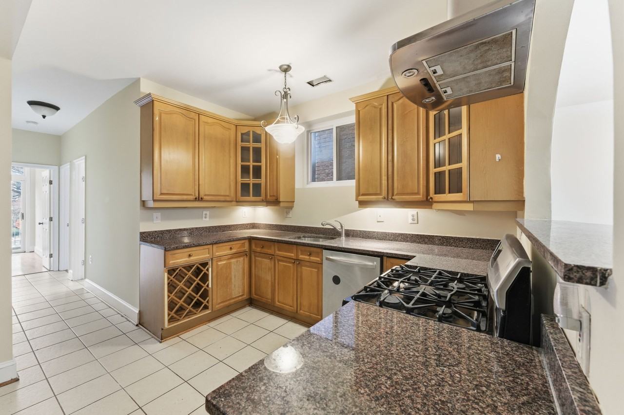 1362 Irving St Nw #B - Photo 6 of 39