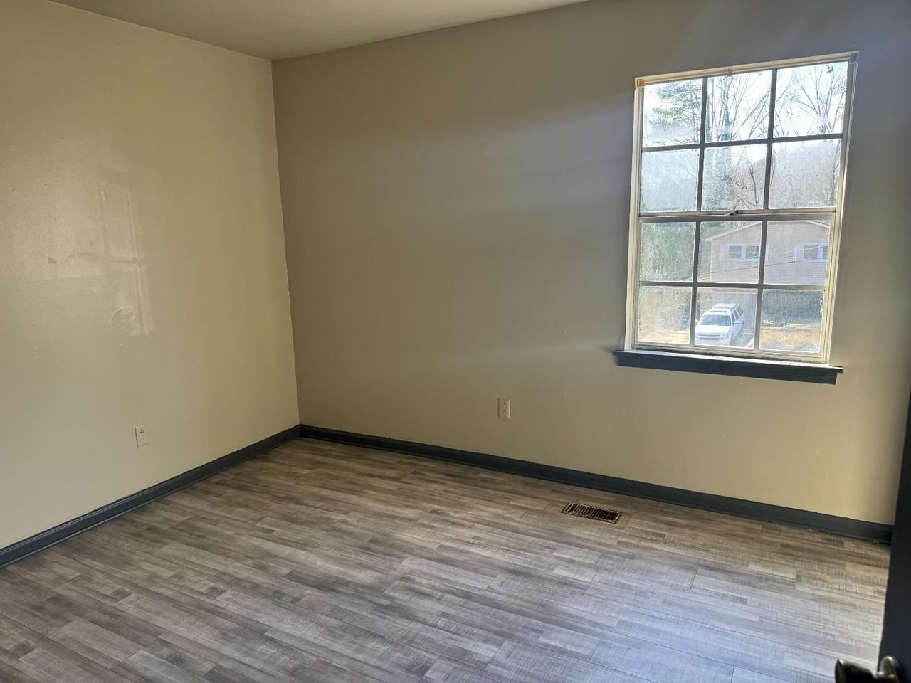 908 Redstone Ln - Photo 4 of 15