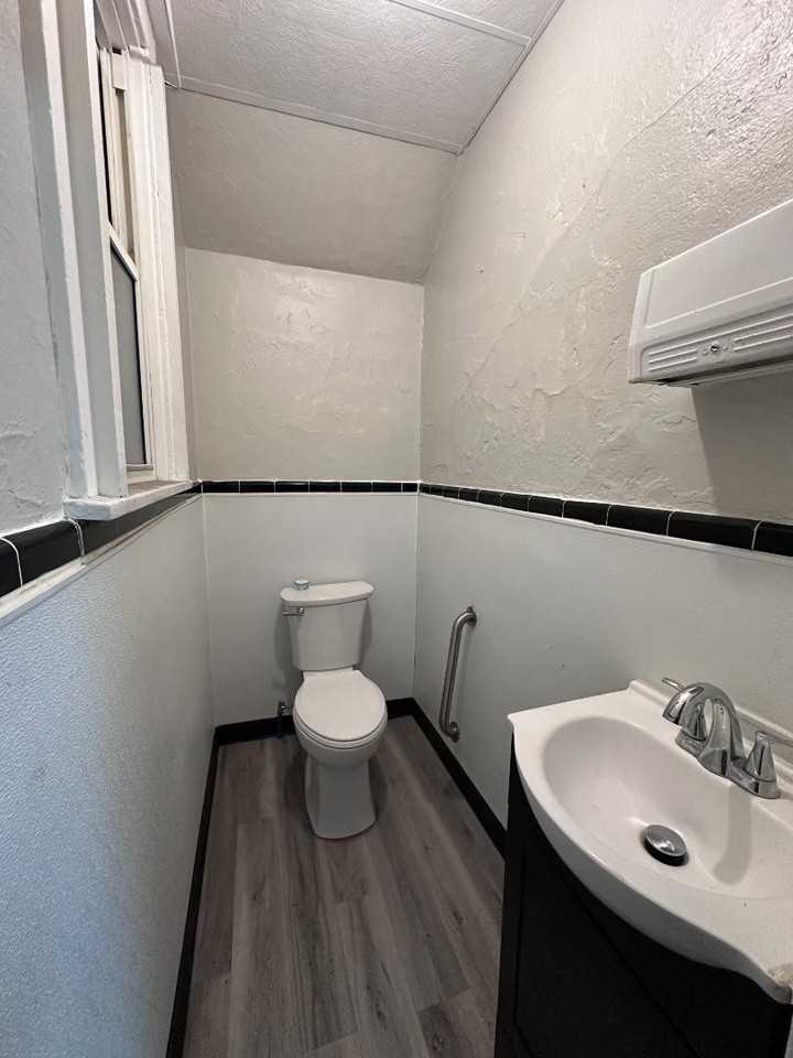 113 W Main St - Photo 3 of 9