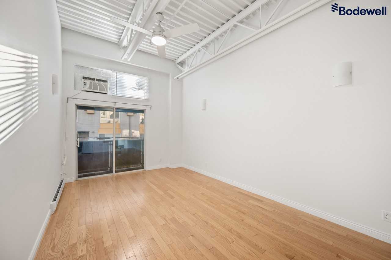 Studio 10 - Photo 4 of 15