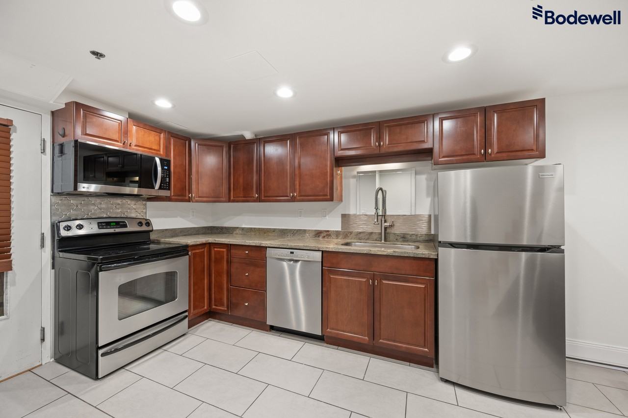 Studio 10 - Photo 7 of 15