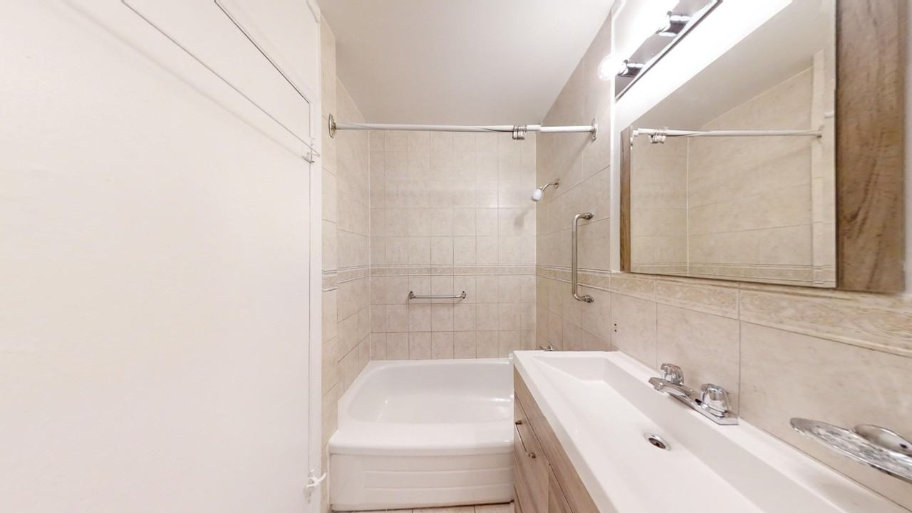 10-20 Bergamot Ave - Photo 5 of 12