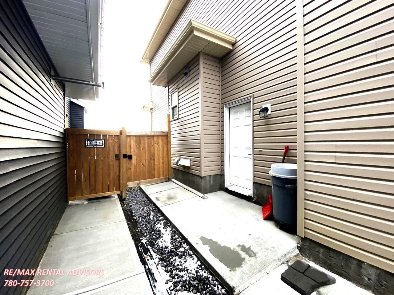 BSMT 5307 24 Avenue Southwest - Photo 2 of 15