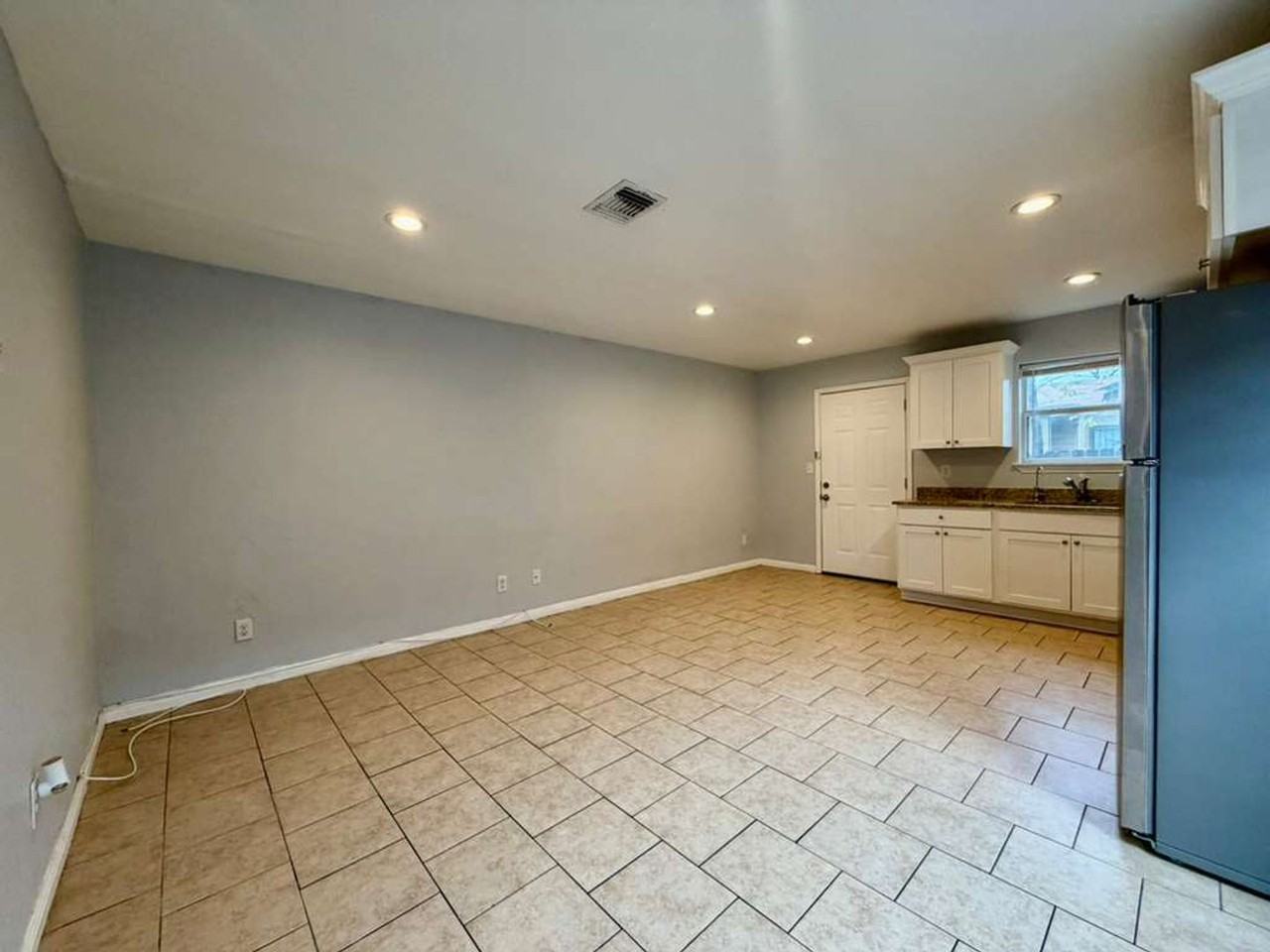 3107 W Travis St #1 - Photo 4 of 14