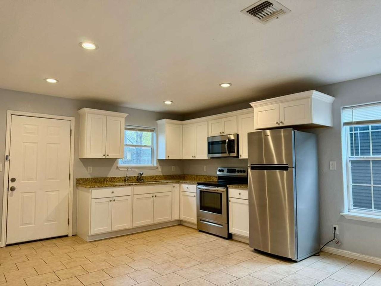 3107 W Travis St #1 - Photo 2 of 14