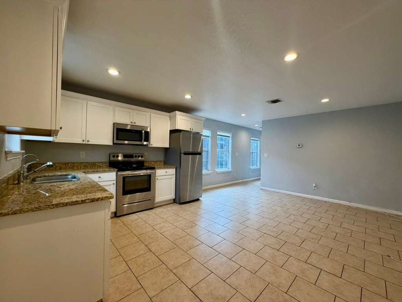 3107 W Travis St #1 - Photo 3 of 14