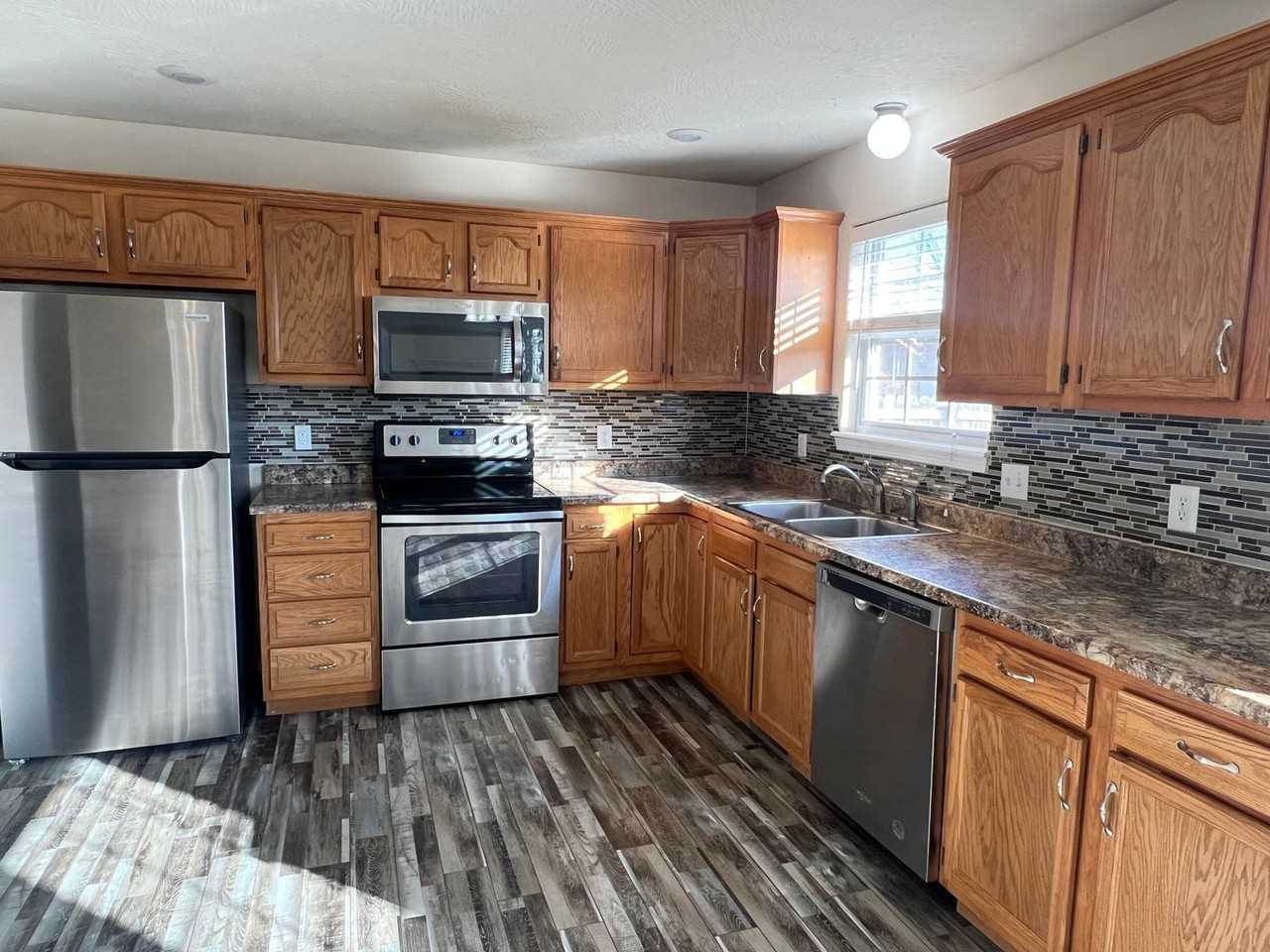 448 N Taylor Dr - Photo 4 of 17