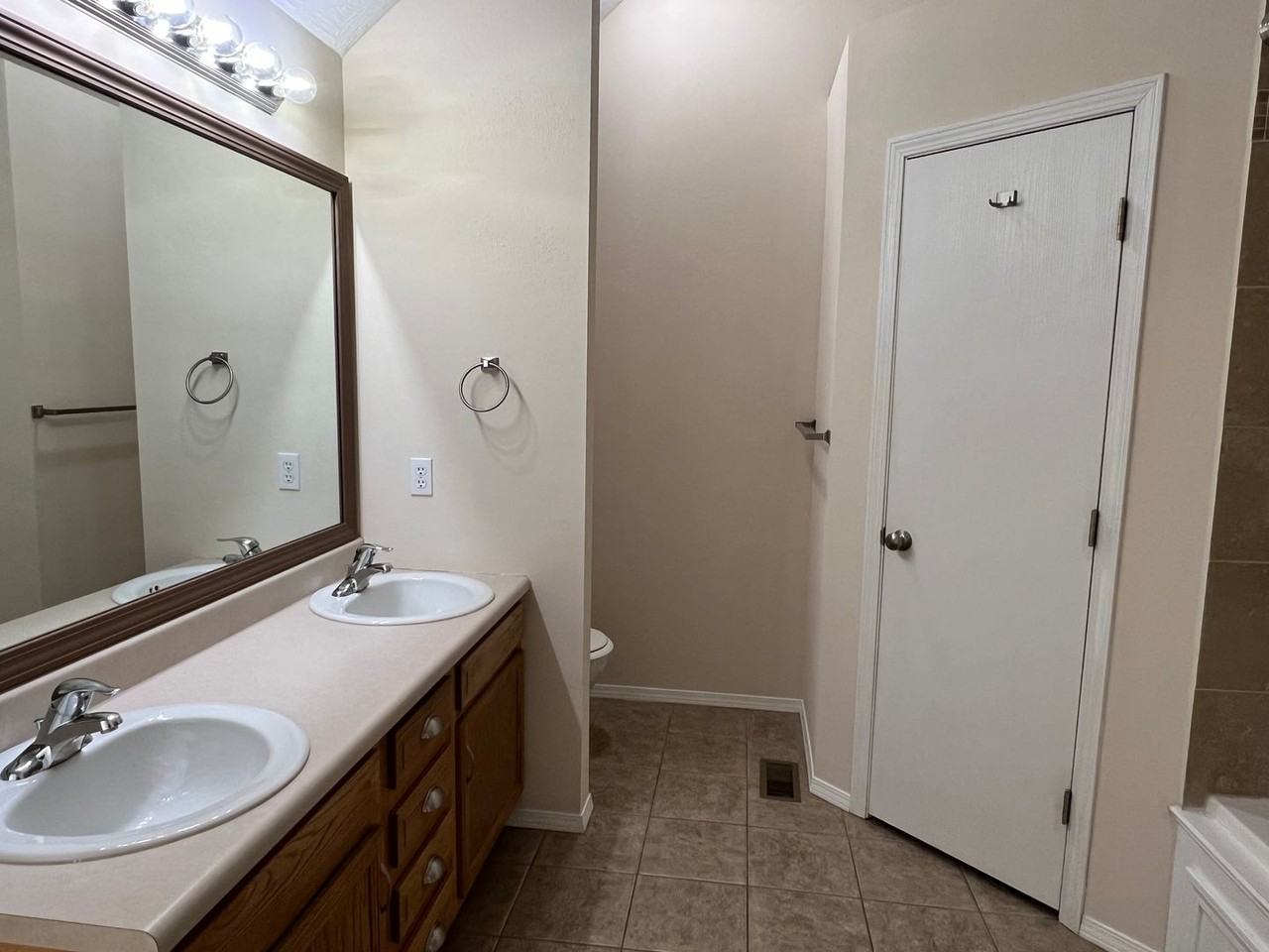 448 N Taylor Dr - Photo 7 of 17