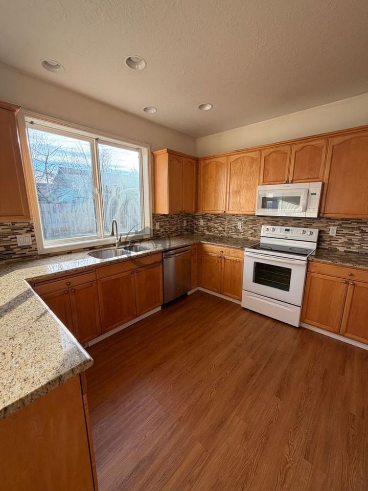 575 S Ponderosa St - Photo 2 of 19