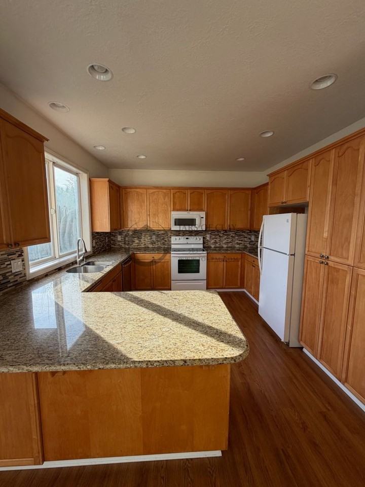 575 S Ponderosa St - Photo 3 of 19