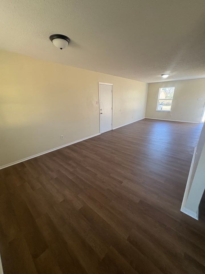 211 Willowmere Dr - Photo 2 of 10