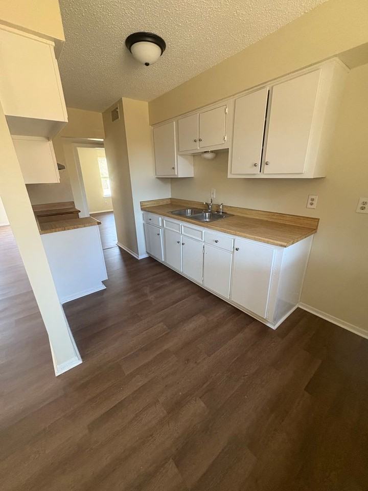 211 Willowmere Dr - Photo 3 of 10