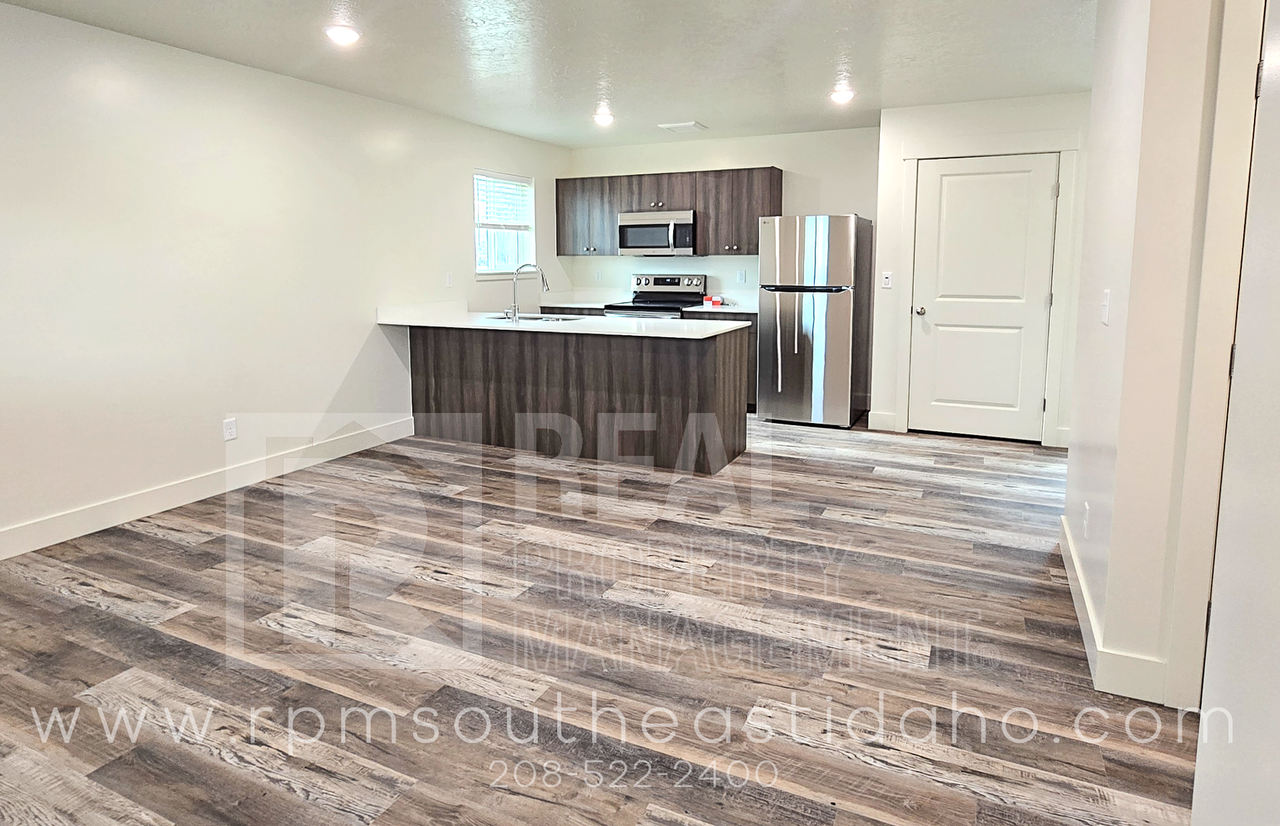 647 S 3rd W - Photo 7 of 24