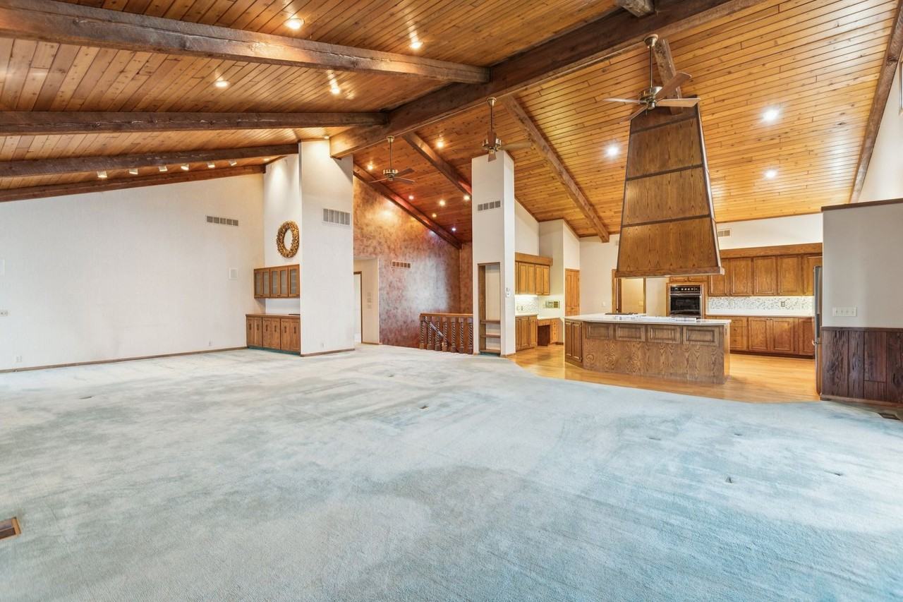 215 S 132nd St - Photo 4 of 41