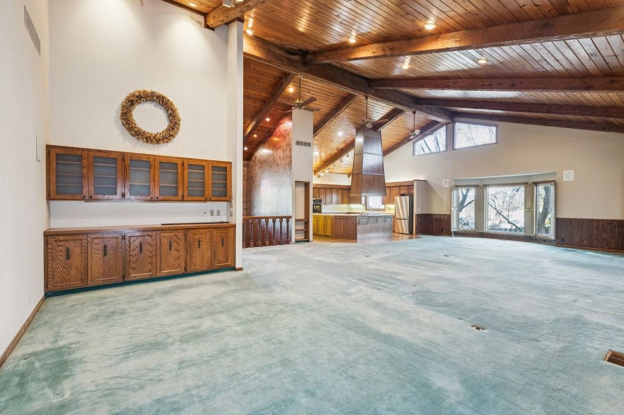 215 S 132nd St - Photo 5 of 41