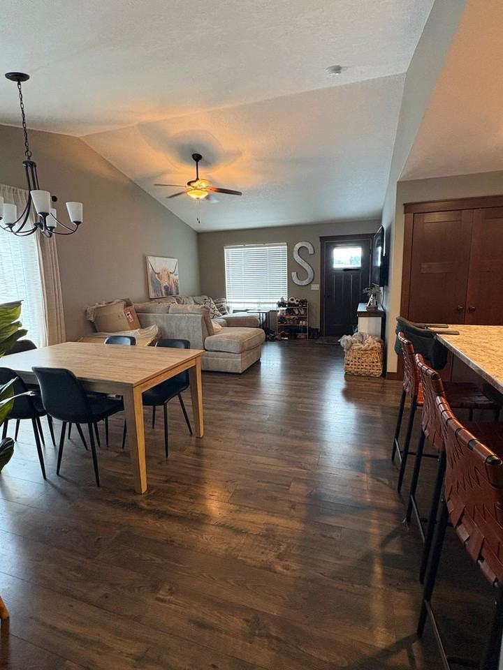 812 Daisy Ln - Photo 2 of 6