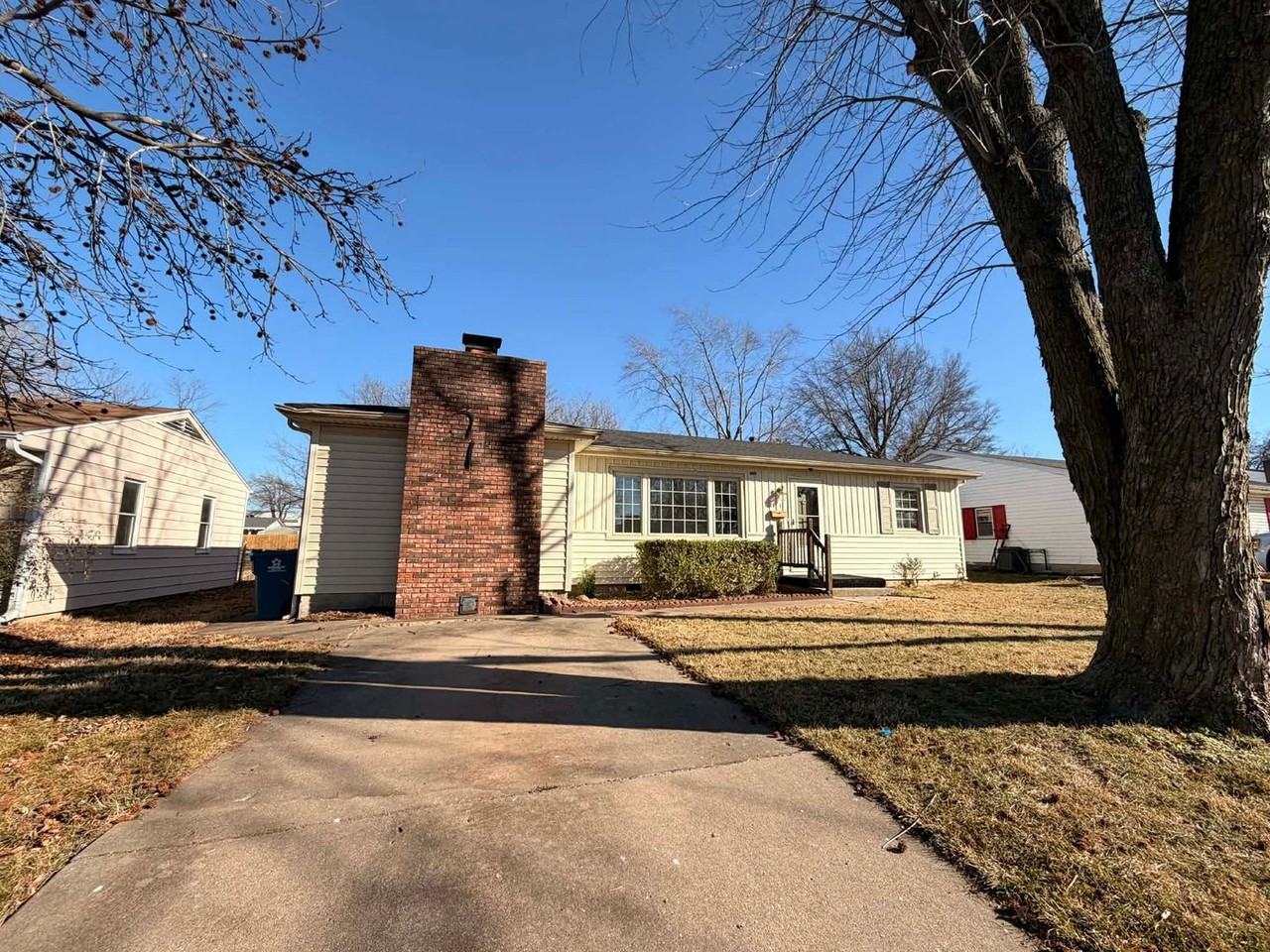 611 S Monroe Ave - Photo 2 of 14