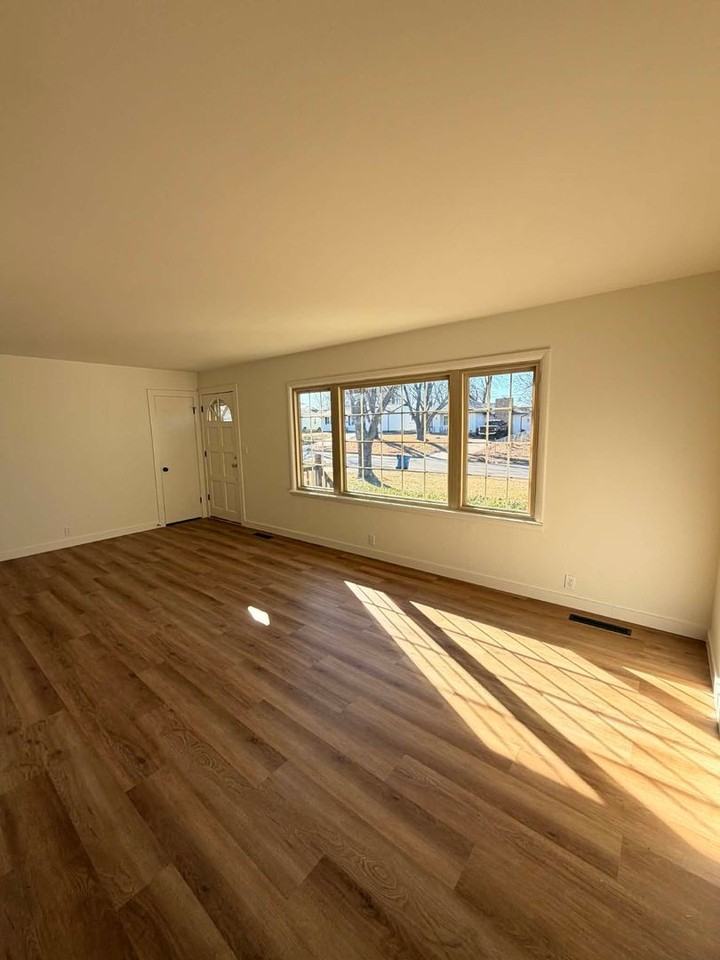 611 S Monroe Ave - Photo 3 of 14