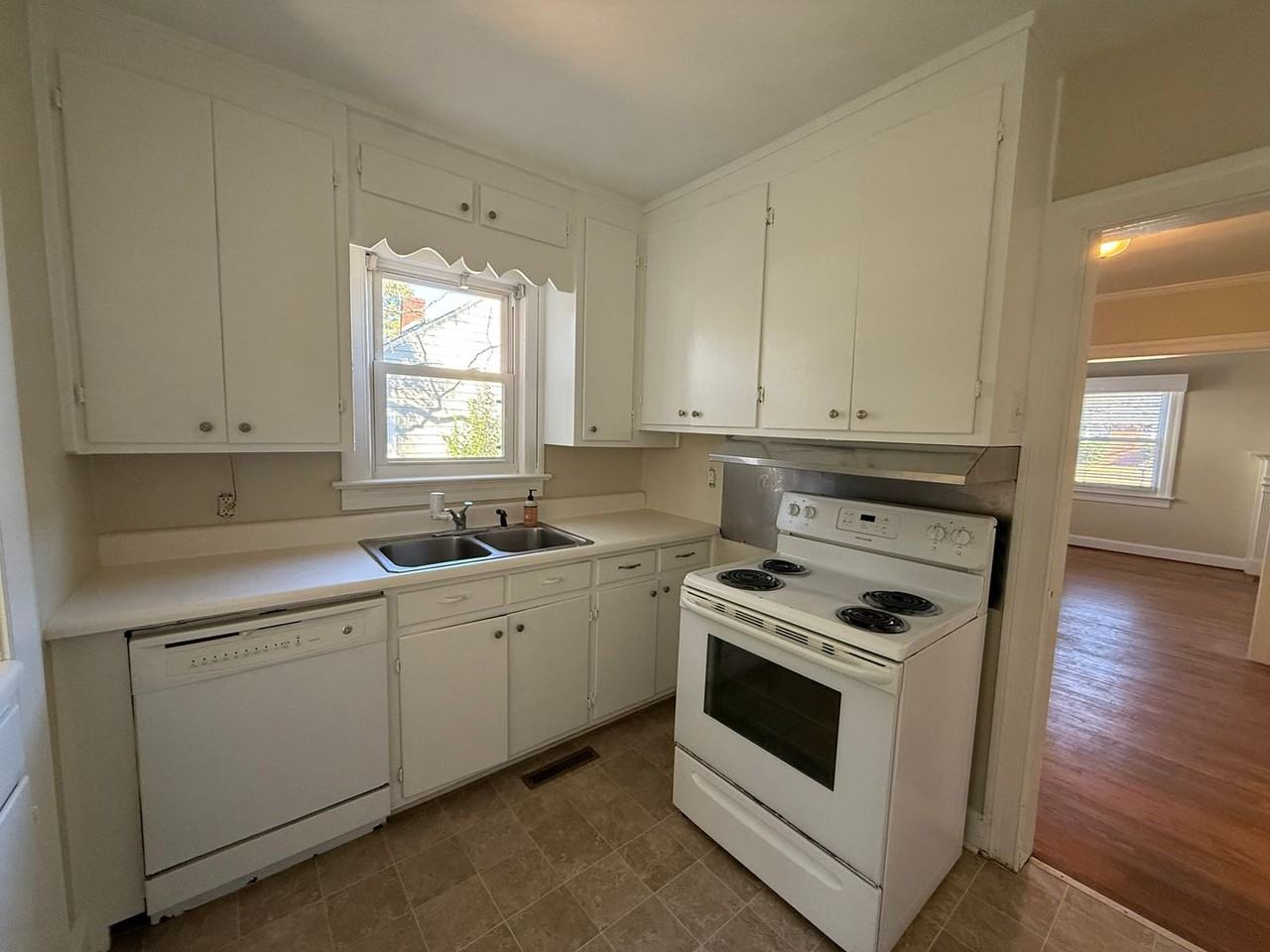 1523 Anderson St Nw - Photo 6 of 11