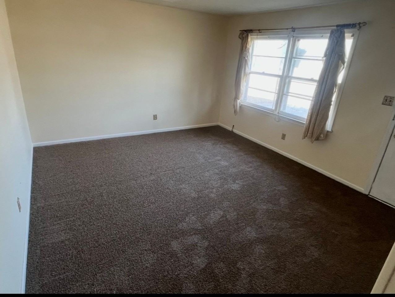 1916 Preston Dr - Photo 2 of 10