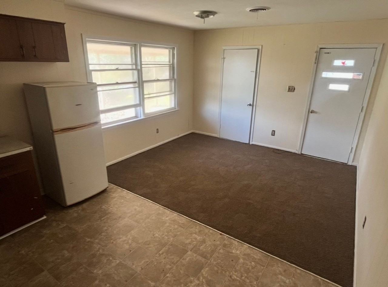 1916 Preston Dr - Photo 3 of 10