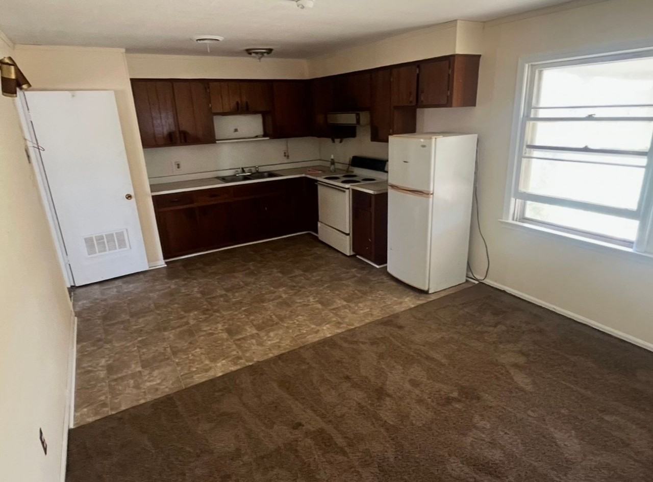 1916 Preston Dr - Photo 4 of 10