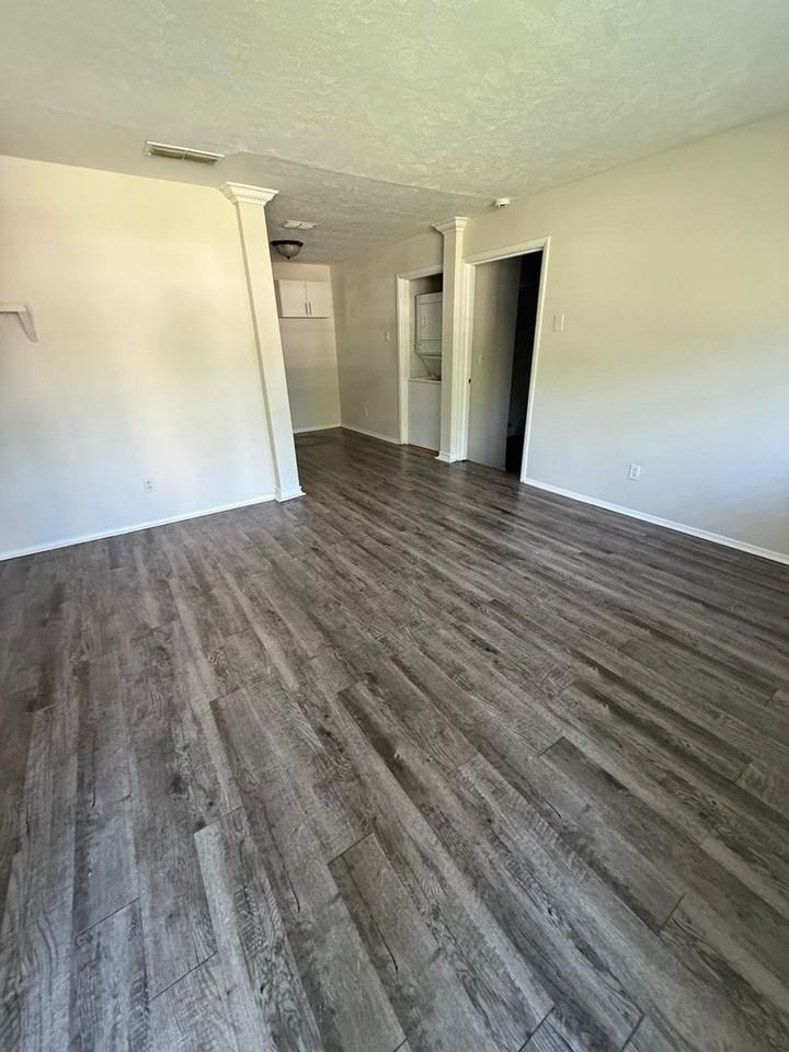 323 Meadowbrook Ln - Photo 3 of 14