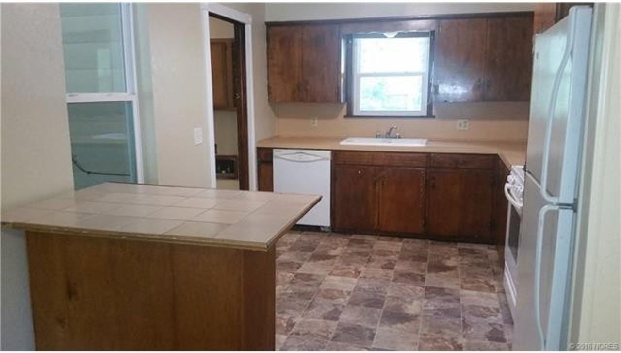 1223 Roosevelt Ave - Photo 3 of 10