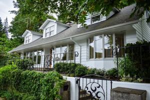 featured image of 2920 Sw Montgomery Dr