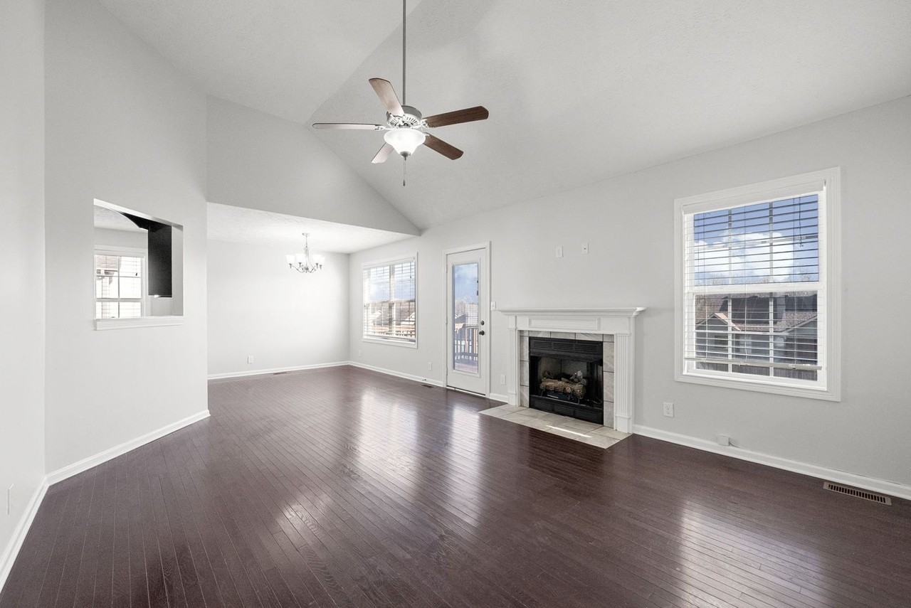 1091 Freedom Dr - Photo 4 of 24