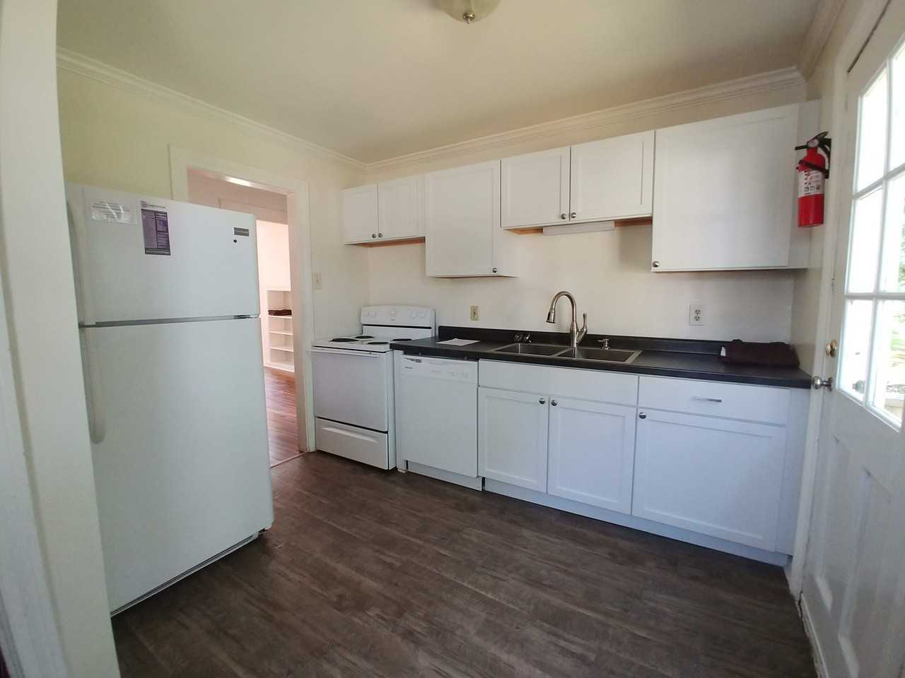 125 N Bryan Ave - Photo 3 of 8