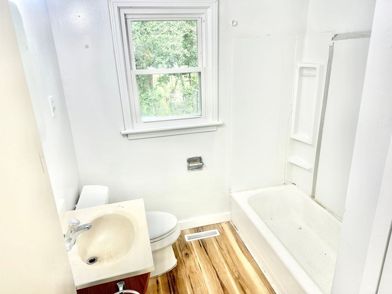 220 Keels Ave - Photo 5 of 9