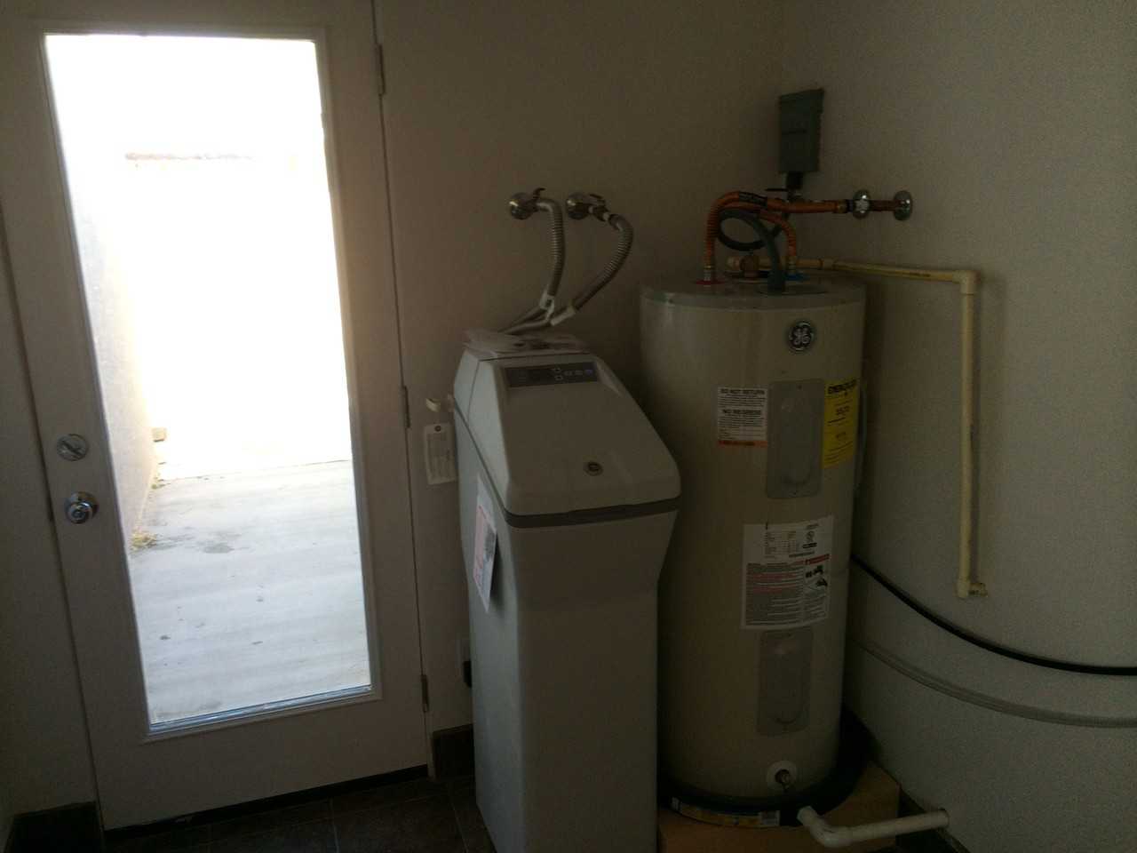 1307 W 7th St - Photo 2 of 12