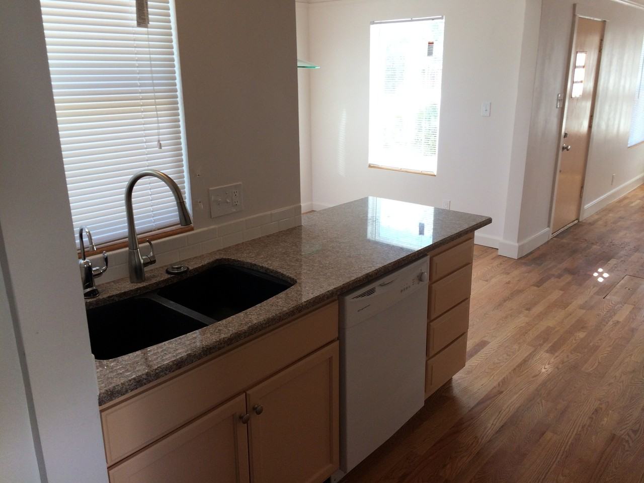 1307 W 7th St - Photo 4 of 12