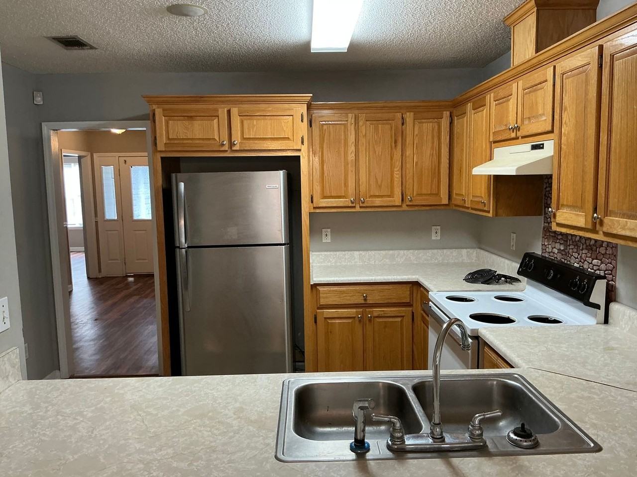 1414 Jane St - Photo 6 of 18