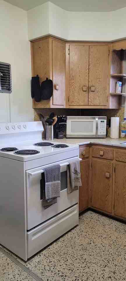 130 1/2 N Grove St - Photo 2 of 5