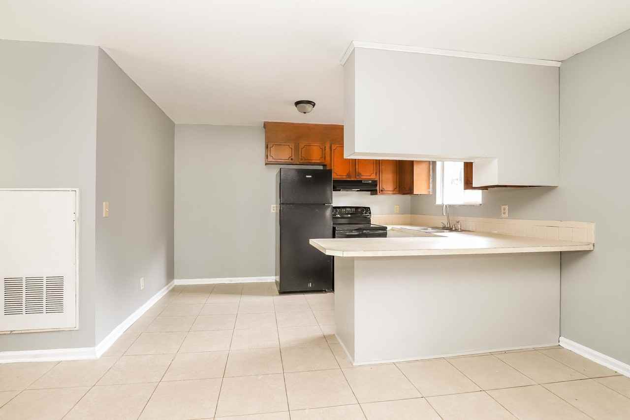 1502 Oakshire Ct Winston Salem NC - Photo 4 of 13