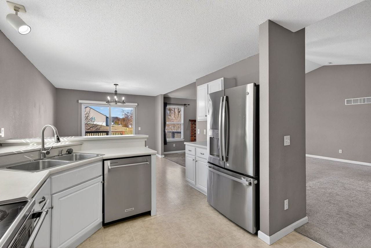 1233 Grand Canyon Dr - Photo 4 of 50