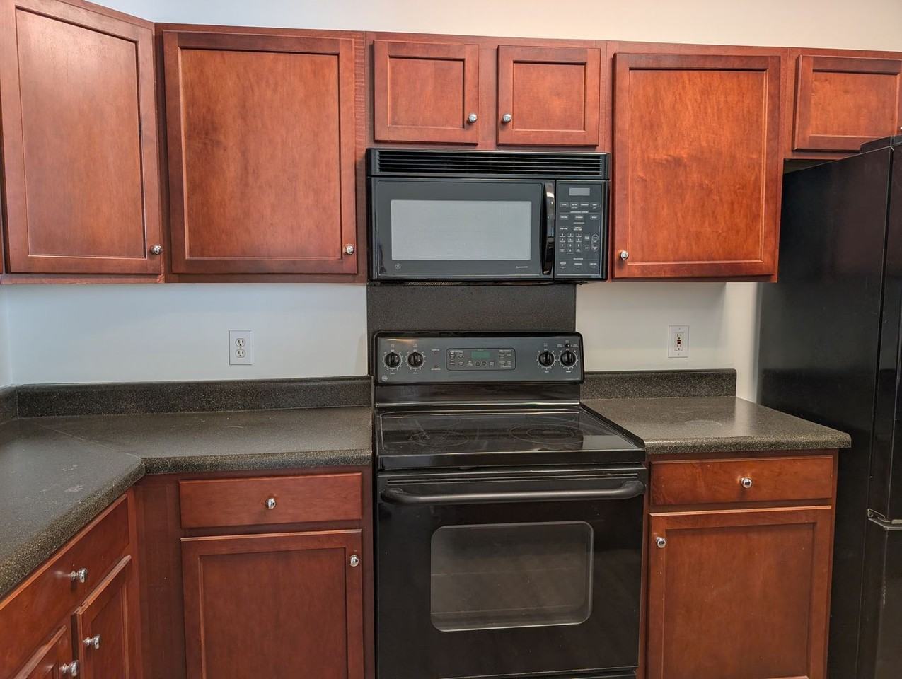 2104 Sardony Ln - Photo 3 of 26