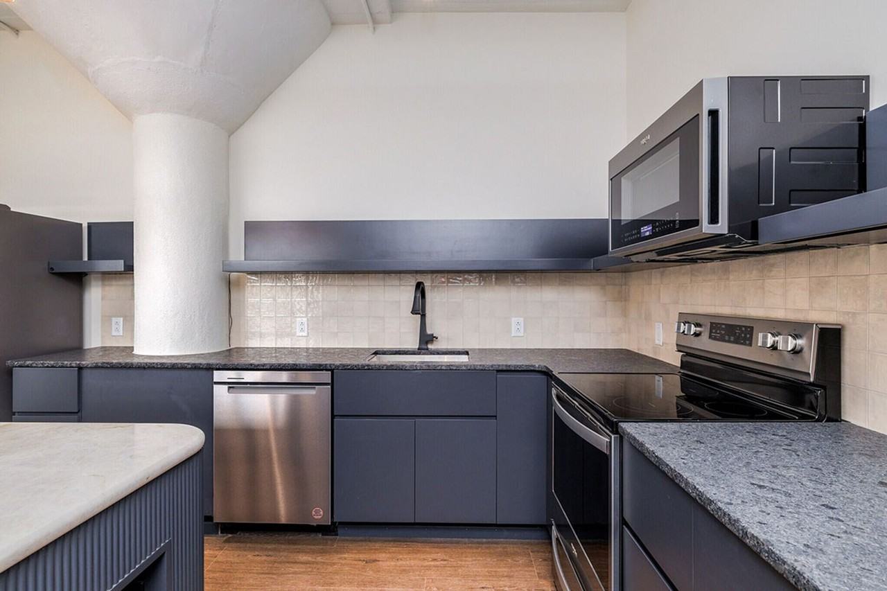 The Dean - Photo 4 of 10