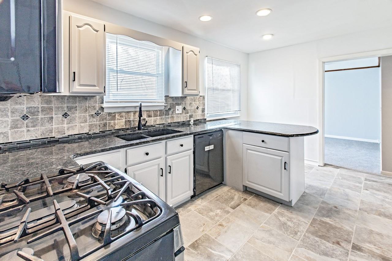 812 Parkside Blvd - Photo 5 of 22