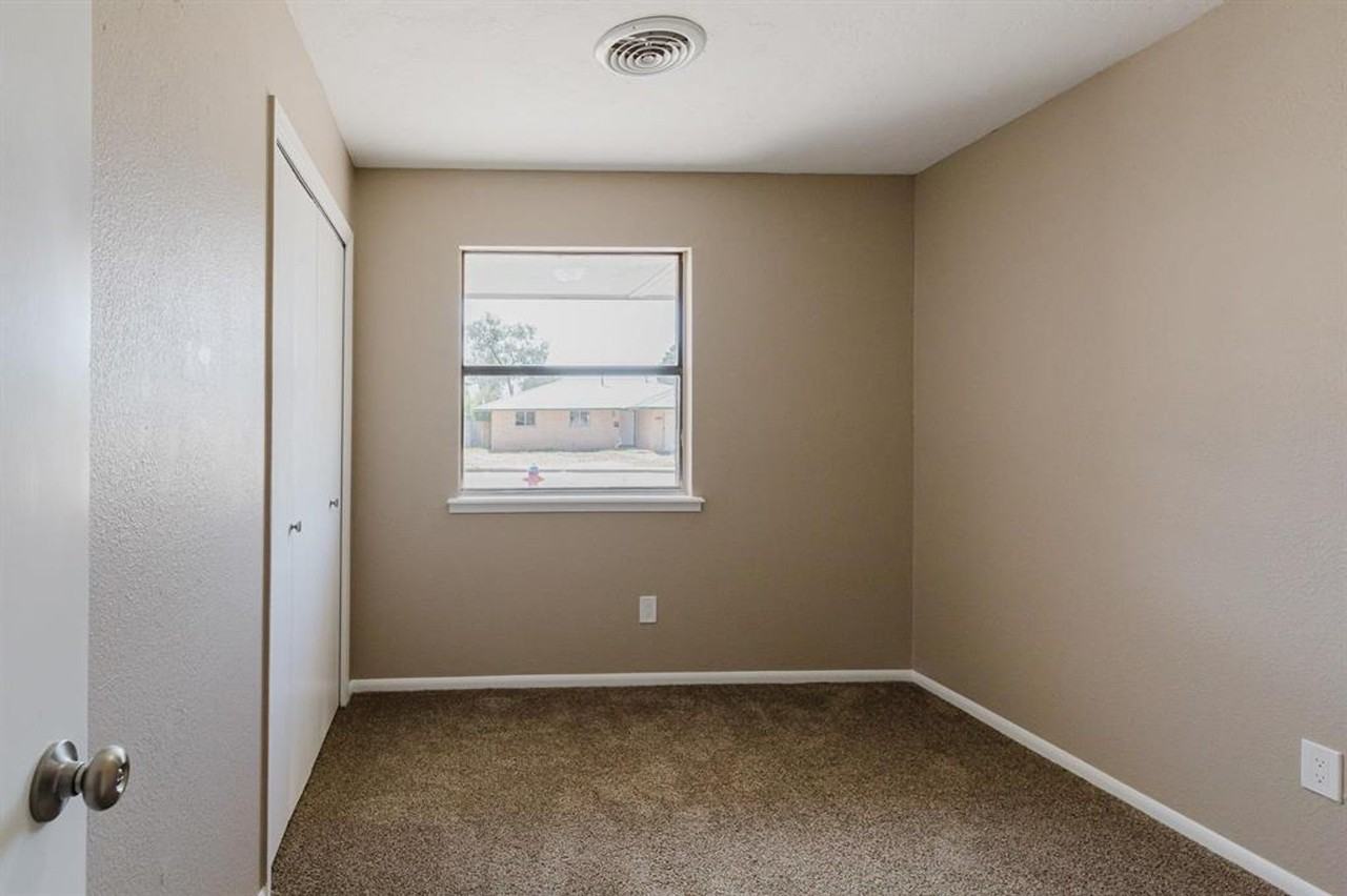 1305 22nd St - Photo 4 of 30