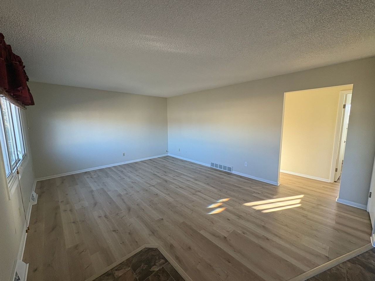 2820 Lynwood Dr - Photo 3 of 28