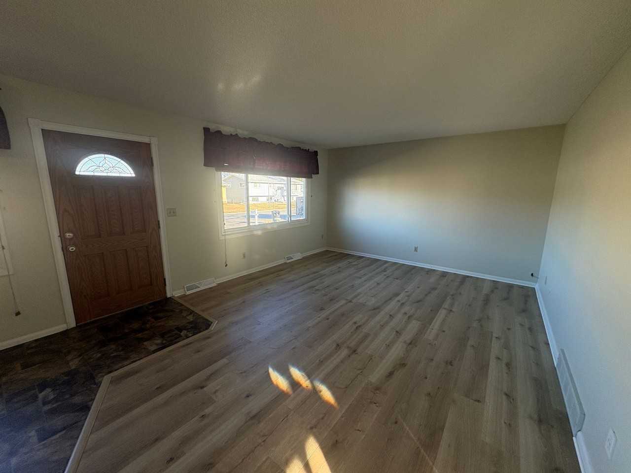 2820 Lynwood Dr - Photo 4 of 28