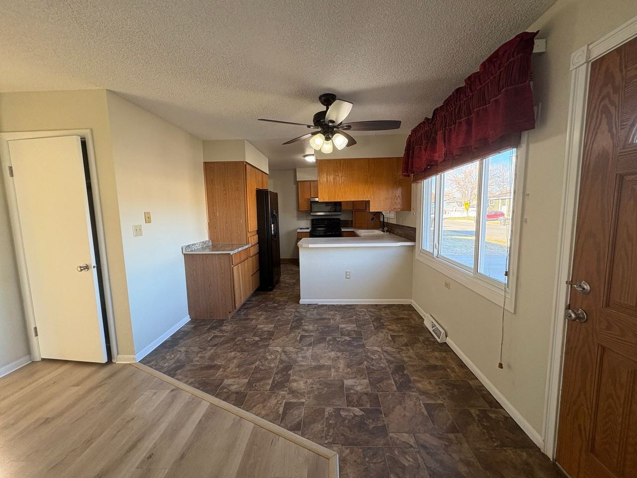 2820 Lynwood Dr - Photo 5 of 28