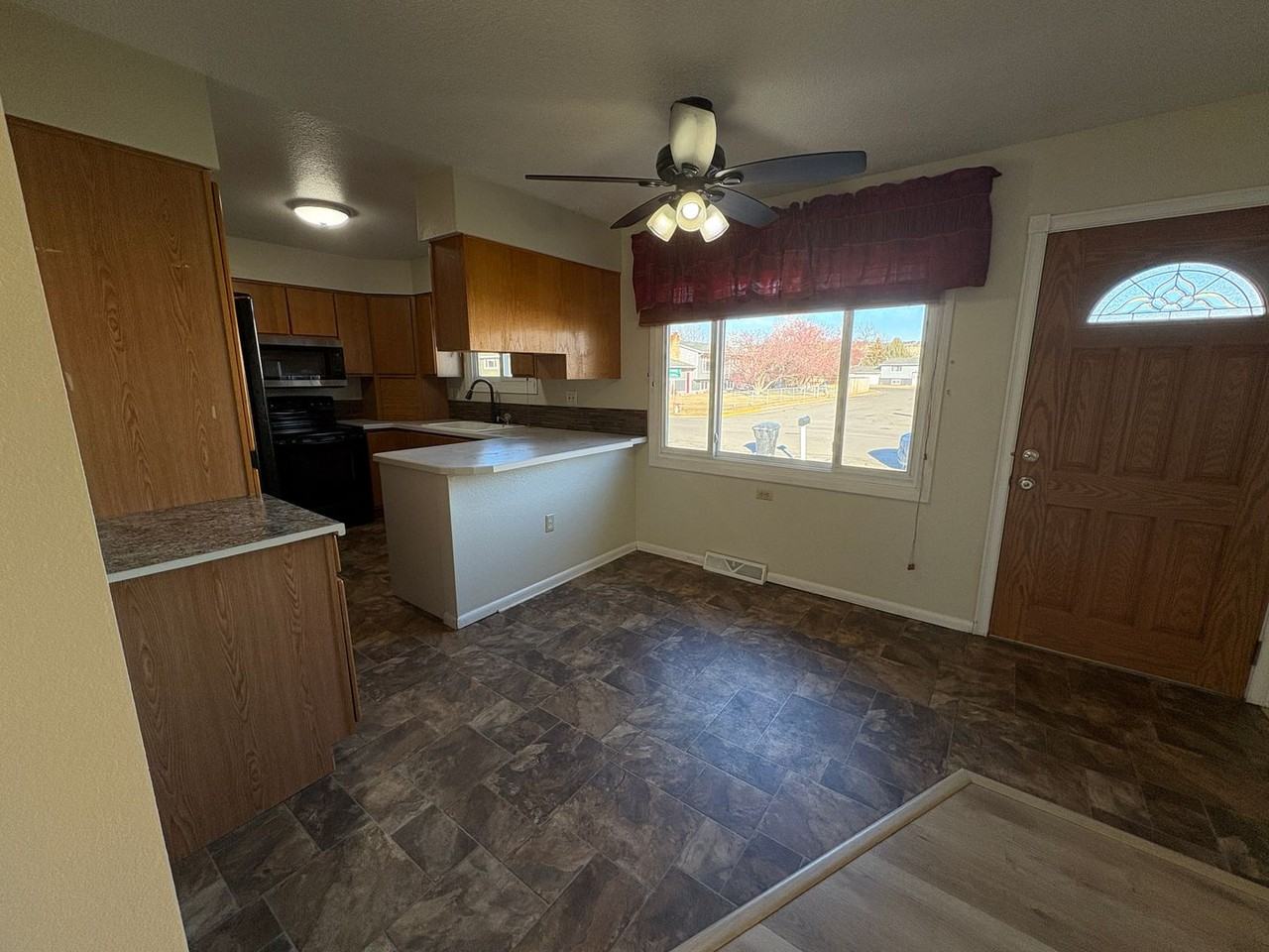 2820 Lynwood Dr - Photo 6 of 28