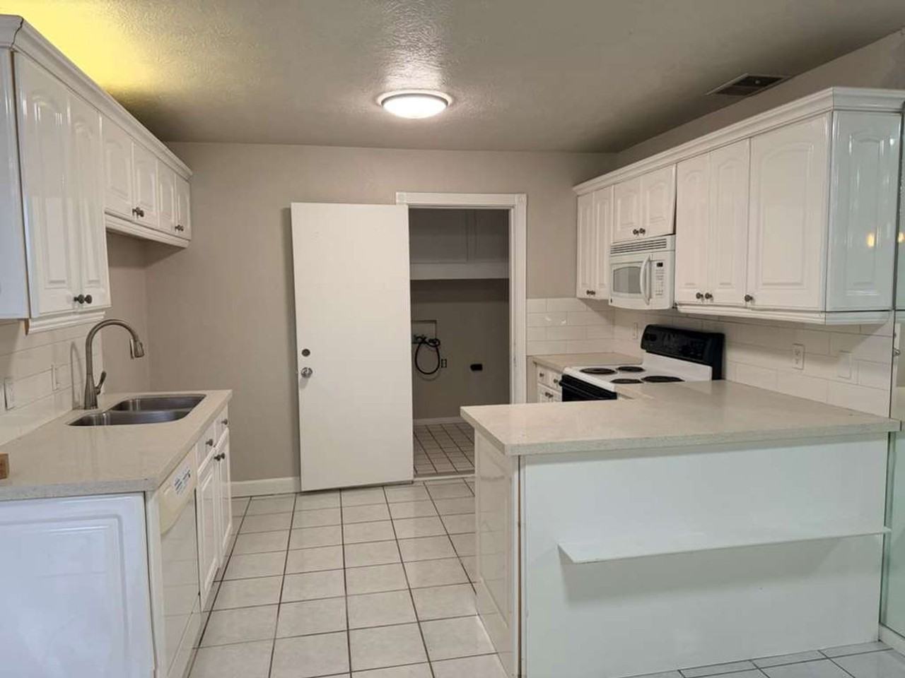 535 Georgetown St - Photo 2 of 10